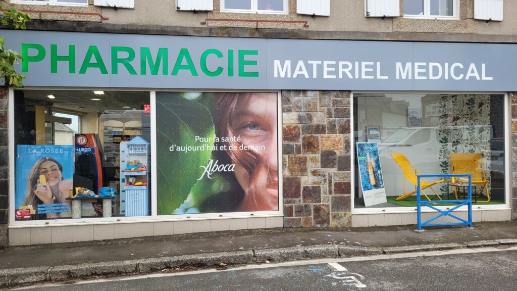 Vitrine de la pharmacie du Grand Large à Lampaul Plouarzel